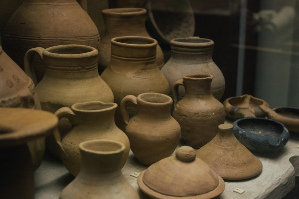 Où séjourner en Provence pour des vacances avec des ateliers de poterie et des visites de champs de lavande?